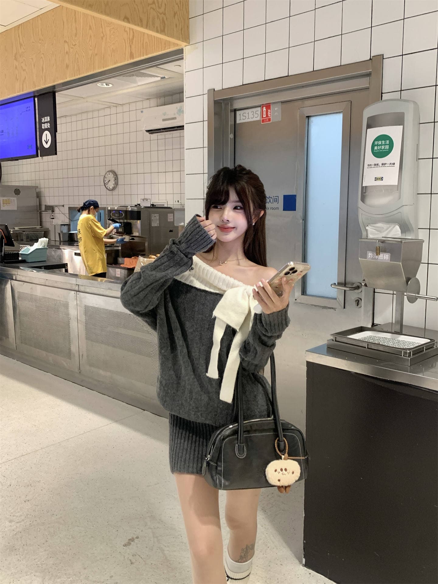 ギャルファッション 今季必須アイテム甘め可愛いオフショルダーニットワンピース
